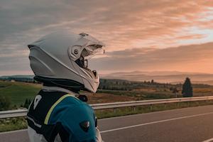Quels accessoires sont nécessaires pour piloter une moto en toute sécurité ?