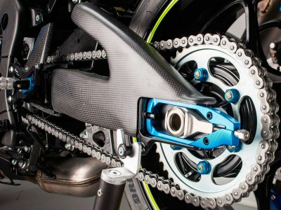 Carter de bras oscillant marque LIGHTECH carbone brillant Suzuki GSX-R1000