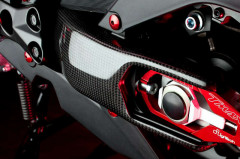 Protection de bras oscillant marque LIGHTECH carbone brillant Yamaha T-Max 530