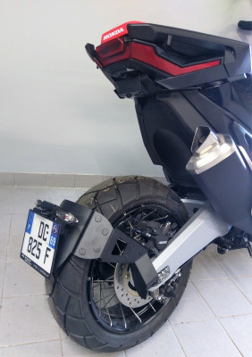 Support de plaque marque ACCESS DESIGN ''ras de roue'' noir Honda X-ADV