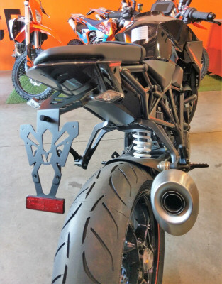 Support de plaque marque V PARTS noir KTM 1290 Super Duke R