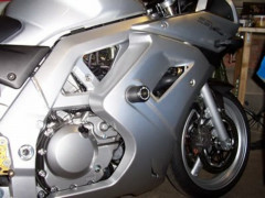 Tampons de protection marque R&G RACING Classic (axe de bras oscillant) noir Suzuki SV650S carénée