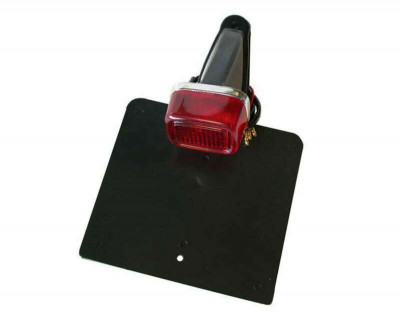 Feu arrière avec plaque caoutchouc et support type TY noir et rouge universel Vparts